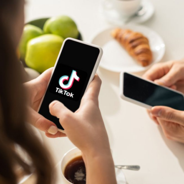 TikTok-apaga-su-feed-a-menores-a-partir-de-las-22 h