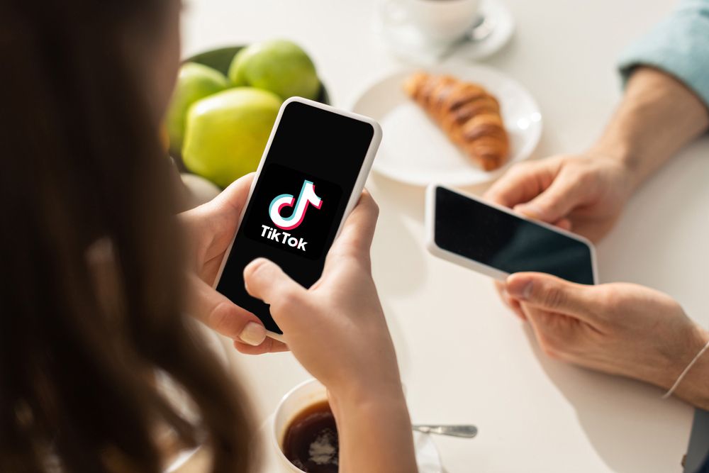 TikTok apaga su feed a menores a partir de las 22 h