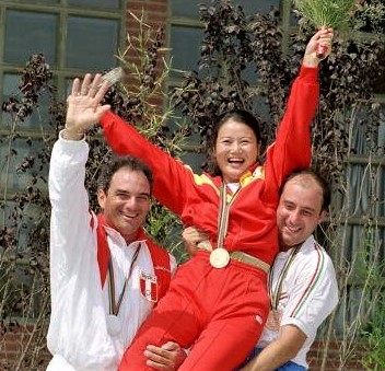 Alzada por los medallistas Juan Giha Yarur (medalla de plata) y Bruno Rosetti (medalla de bronca). Foto de Karl Mathis/AFP vía Getty Images)