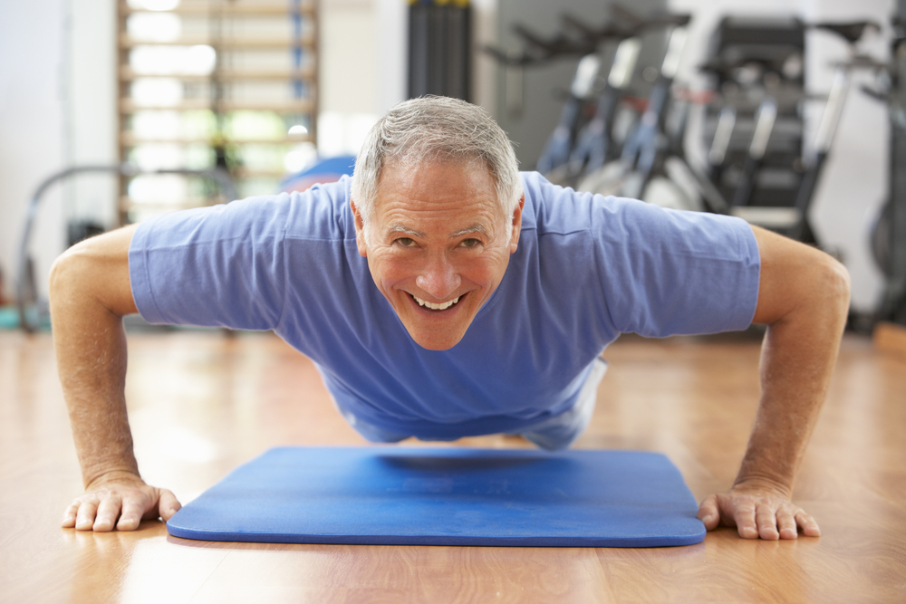 5 ejercicios para gente mayor de 50 años para hacer en tu hogar