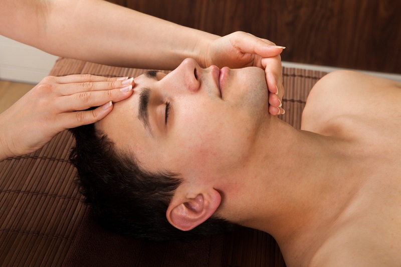 Tienes dolor de cabeza? 5 masajes que te ayudarán aliviarlo