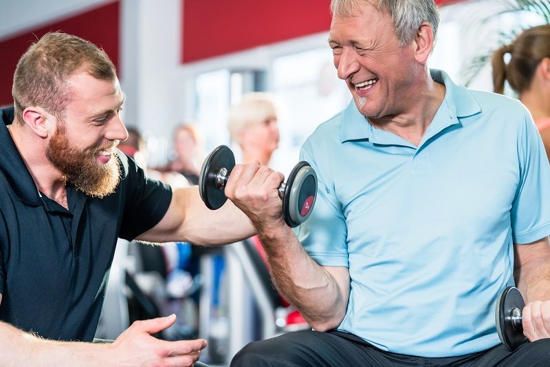Beneficios de ir al gimnasio para la gente mayor